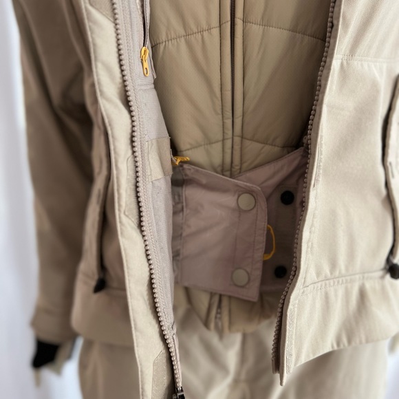 Like new 3-piece snowboard outfit. Highly technical, high quality, Size S. DEAL! - Picture 16 of 16